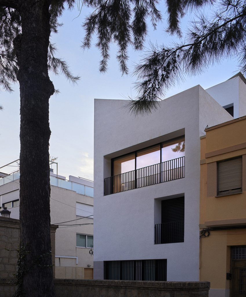 O casă pe verticală, lângă Valencia