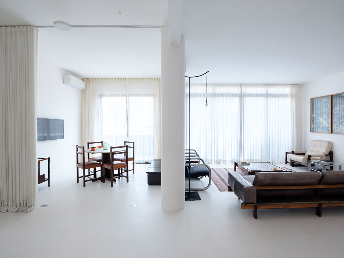 Material, lumini și umbre. Apartament CB, São Paulo, Brazilia
