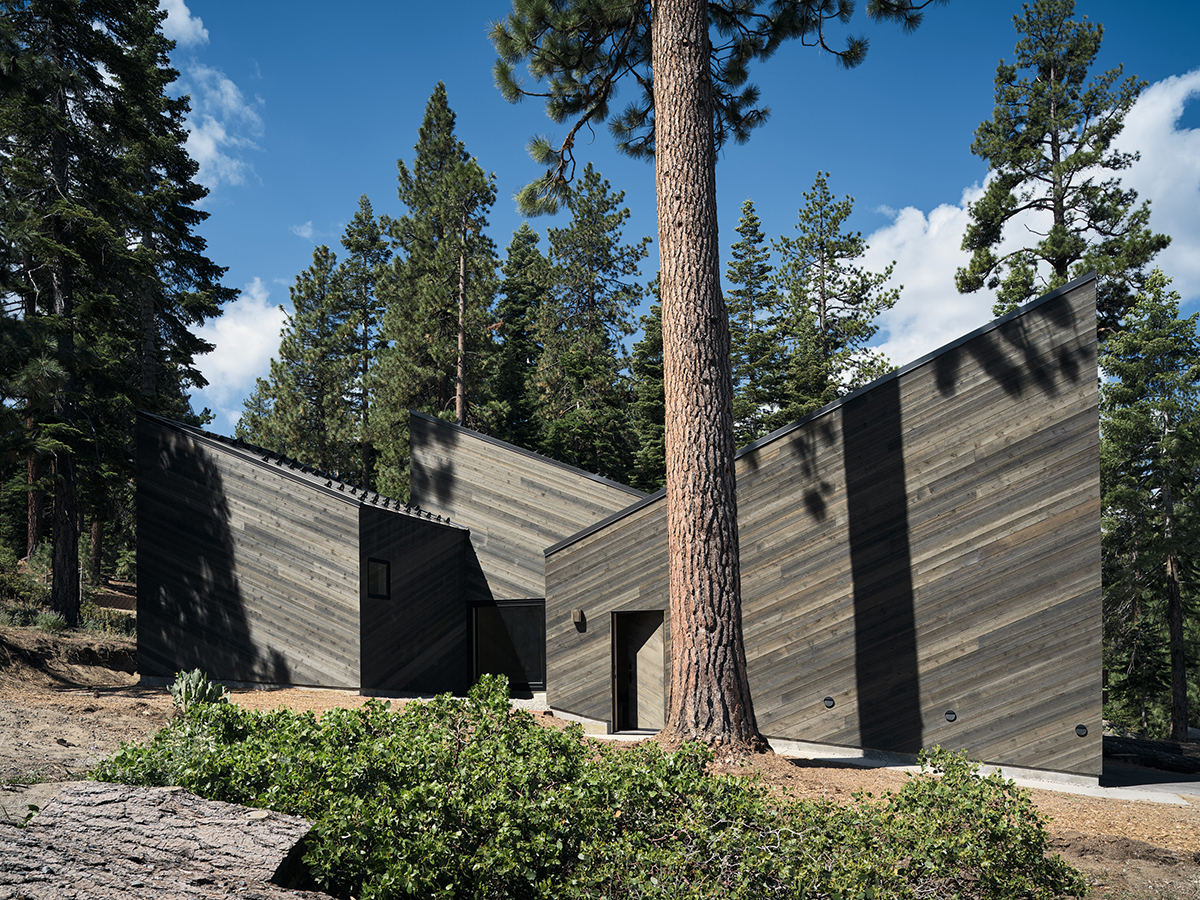 Arhitectură inspirată de pantele munților. Staggered Cabin, South Lake Tahoe, SUA