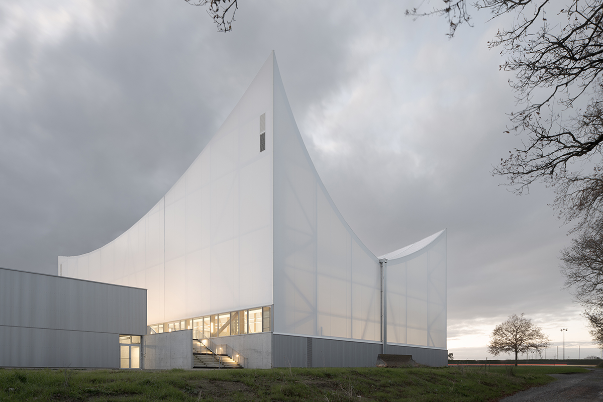 O identitate arhitecturală puternică pentru un complex dedicat mișcării. Centrul sportiv și cultural Marie-José Perec și sala de dans Josephine Baker, La Bouëxière, Ille-et-Vilaine, Franța