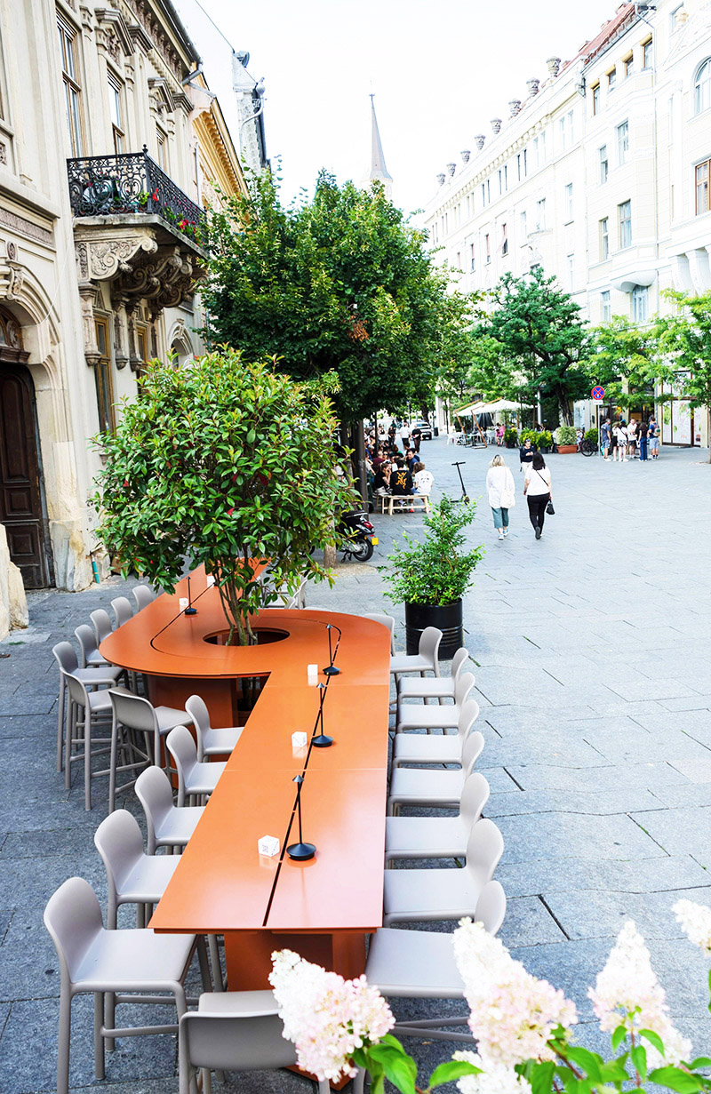 Design care invită la conexiune. Ribbon Table, Strada Universităţii, Cluj-Napoca