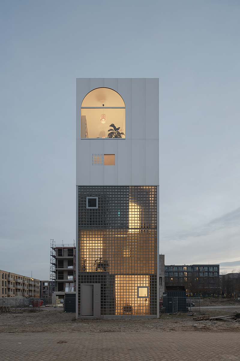 O locuință ca un peisaj vertical luminos și aerisit. Light House, Amsterdam