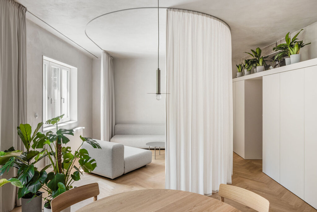 Minimalism calm și partiții fluide într-un apartament reimaginat din Bratislava