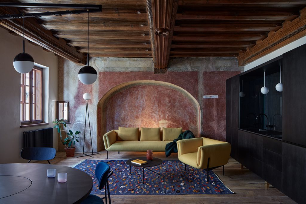 Locuire contemporană într-o clădire istorică. Masná 130, Český Krumlov, Republica Cehă