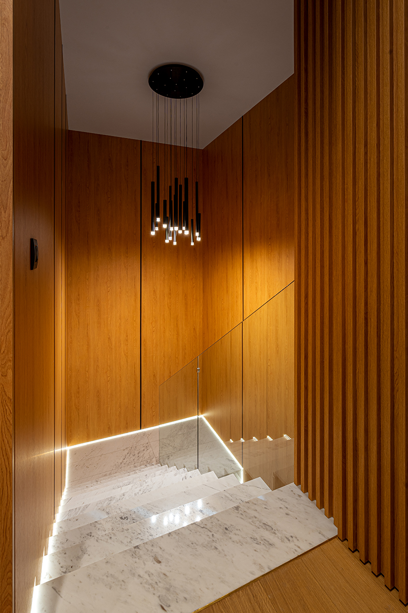 Minimalism contemporan cu elemente glamour. Serenity Lake Apartment