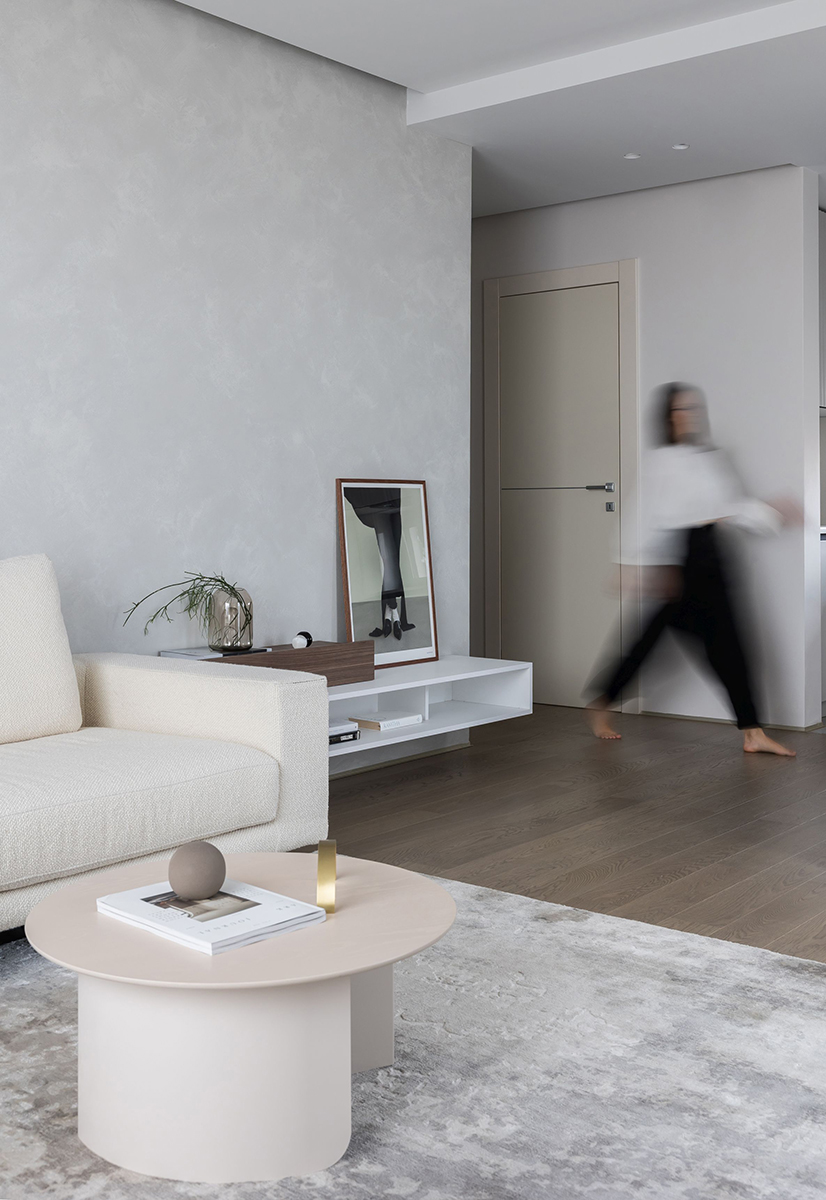 Un apartament minimalist, scăldat în lumină diafană