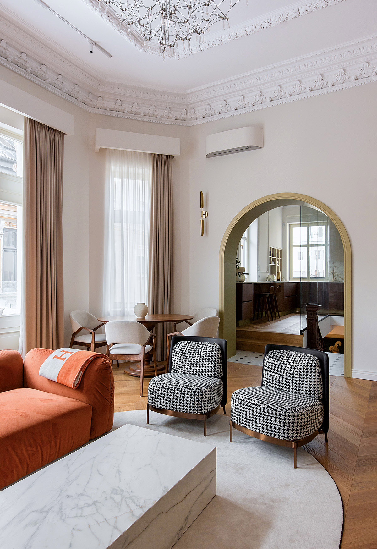 Gesturi contemporane pe fundal istoric, într-un apartament bucureștean
