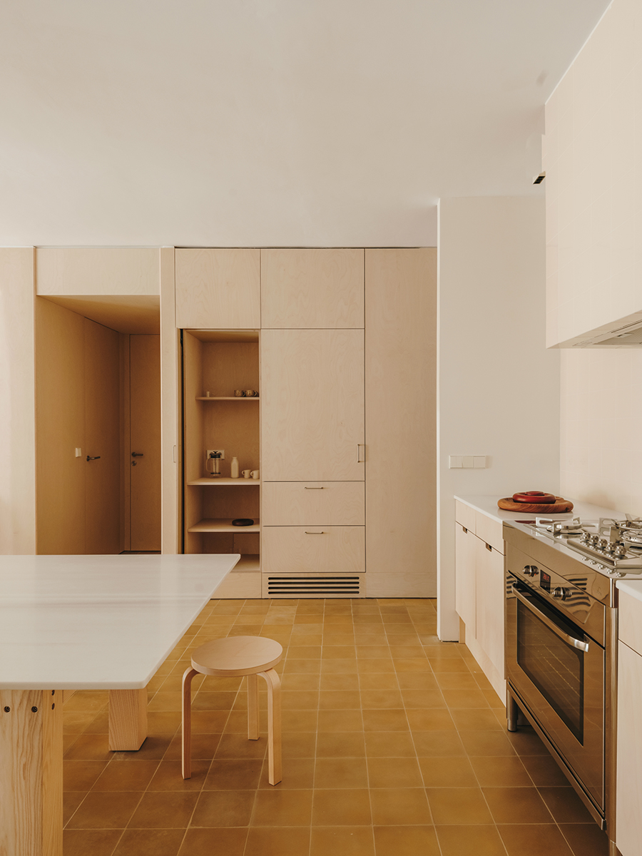 Funcționalitate, căldură și note retro într-un apartament din Barcelona