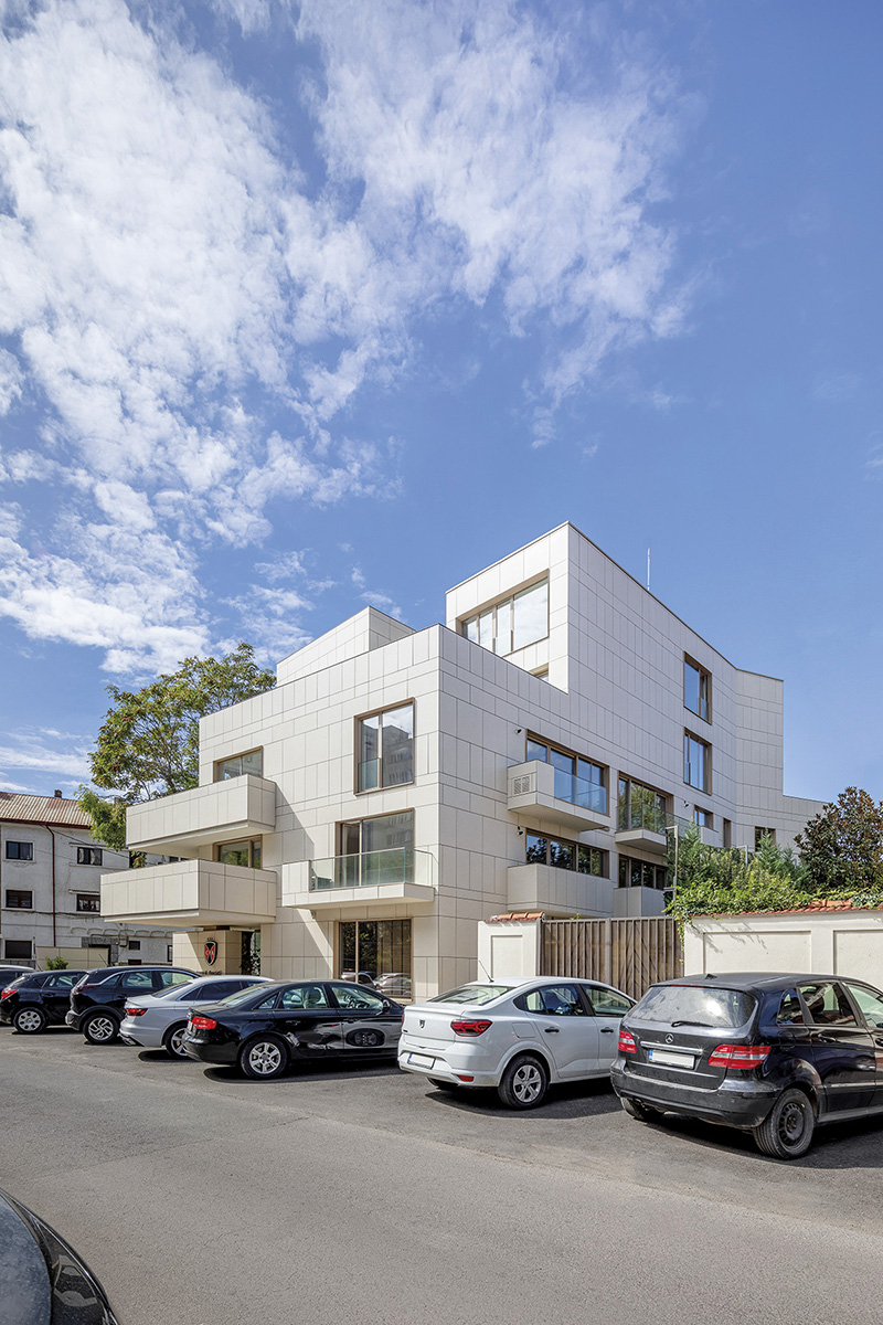 Un bloc-boutique în spatele  „cortinei de beton”
