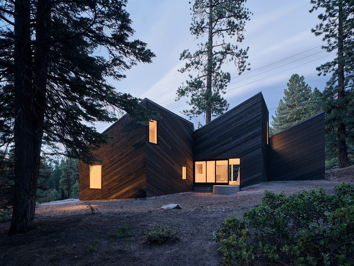 Arhitectură inspirată de pantele munților. Staggered Cabin, South Lake Tahoe, SUA