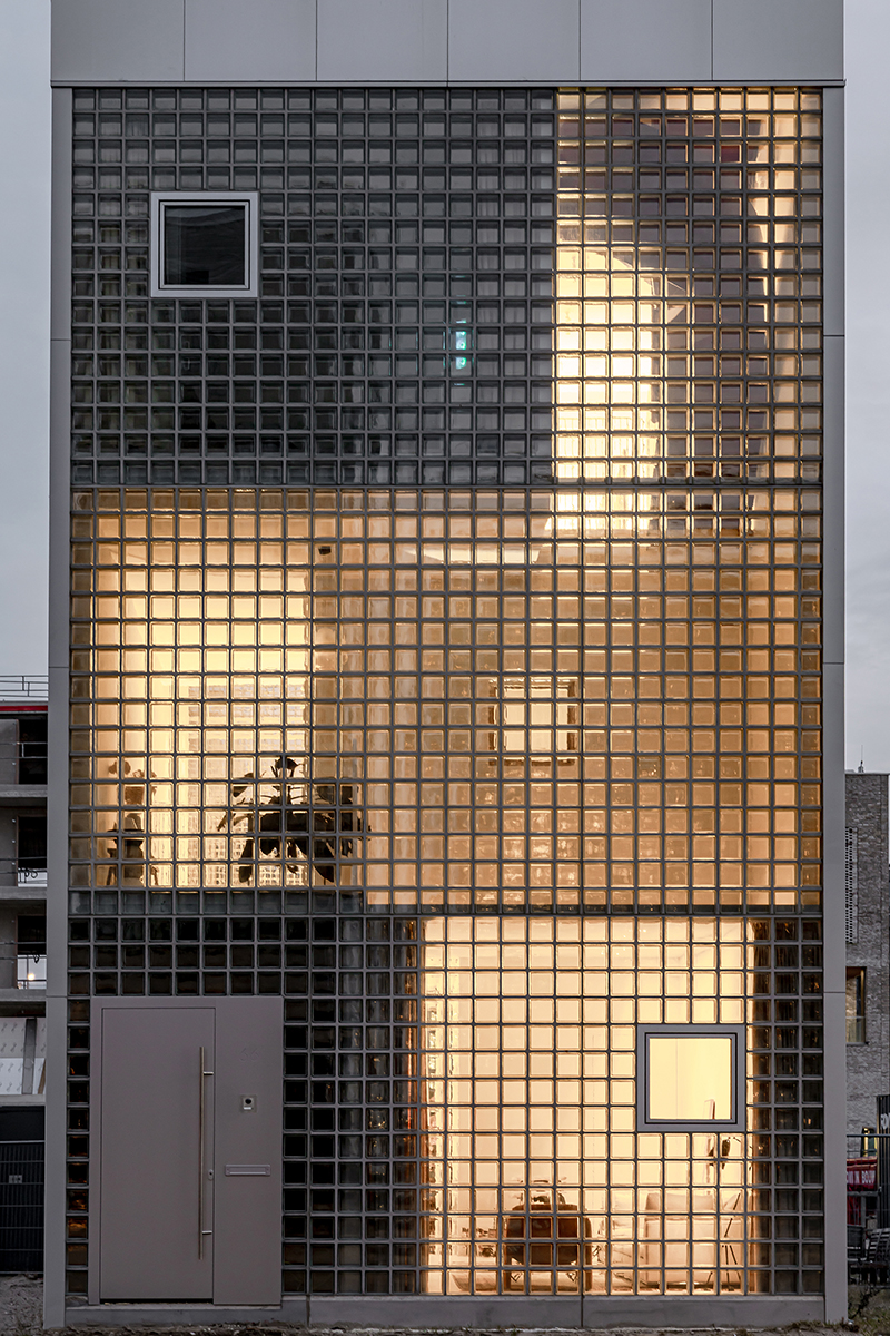 O locuință ca un peisaj vertical luminos și aerisit. Light House, Amsterdam
