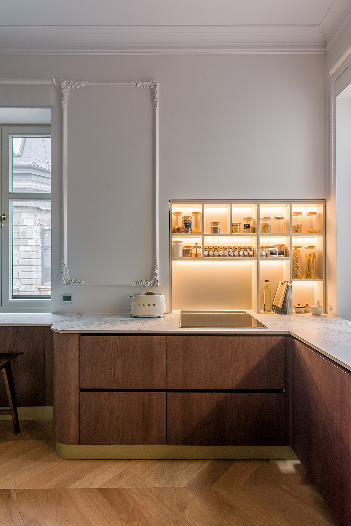 Gesturi contemporane pe fundal istoric, într-un apartament bucureștean