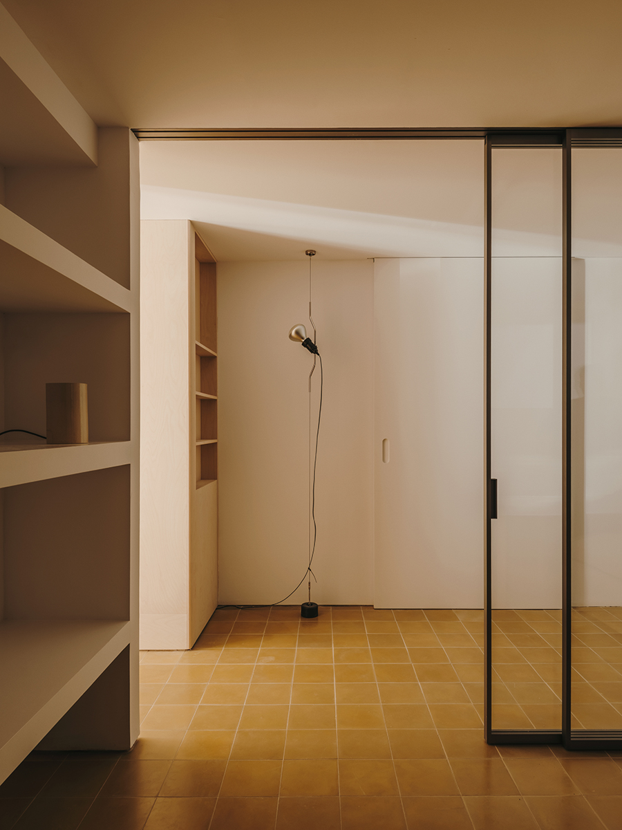Funcționalitate, căldură și note retro într-un apartament din Barcelona