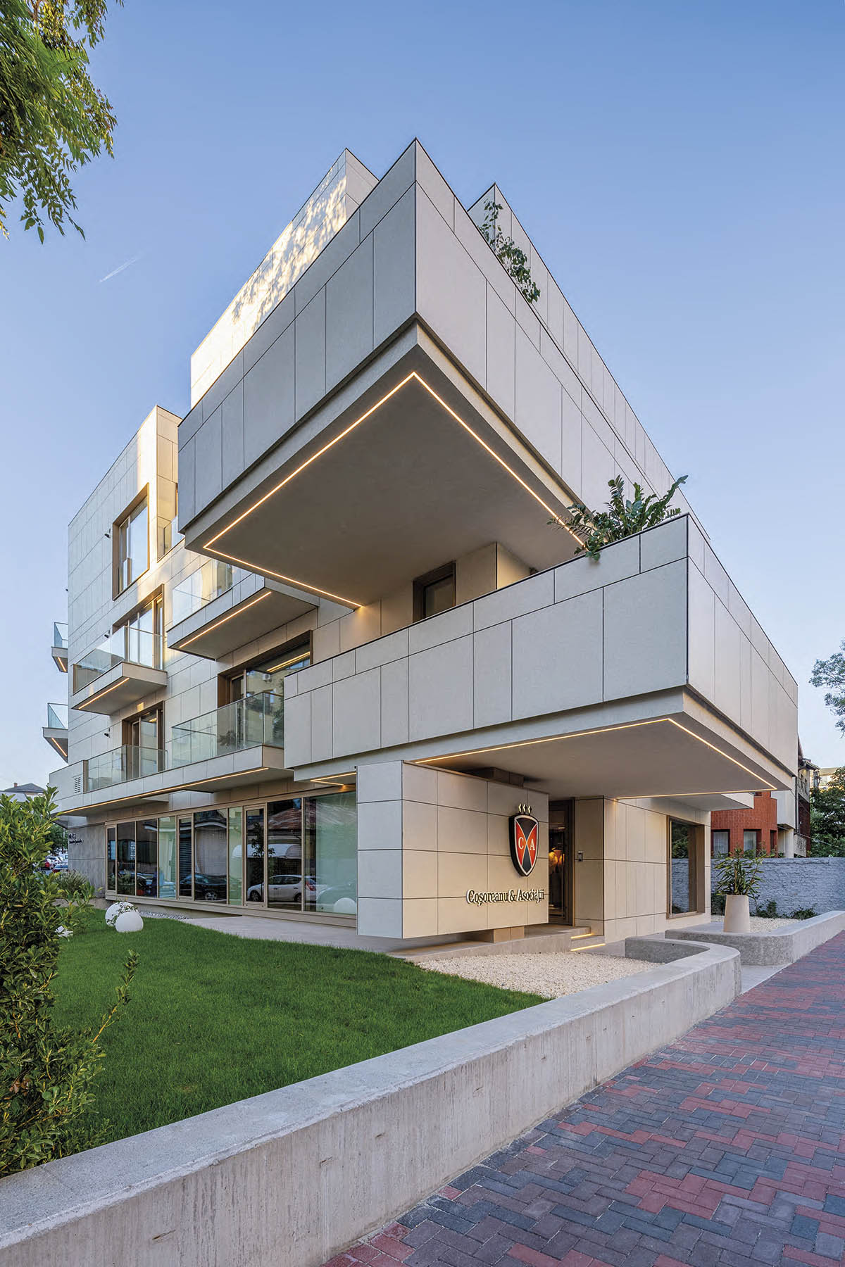 Un bloc-boutique în spatele  „cortinei de beton”