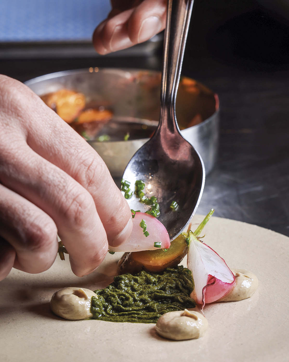 Chef Alexandru Dumitru, La Hambar: „Aducem amintiri în farfurie, reinterpretându-le într-o manieră modernă, dar cu rădăcini adânci în istoria și cultura noastră”