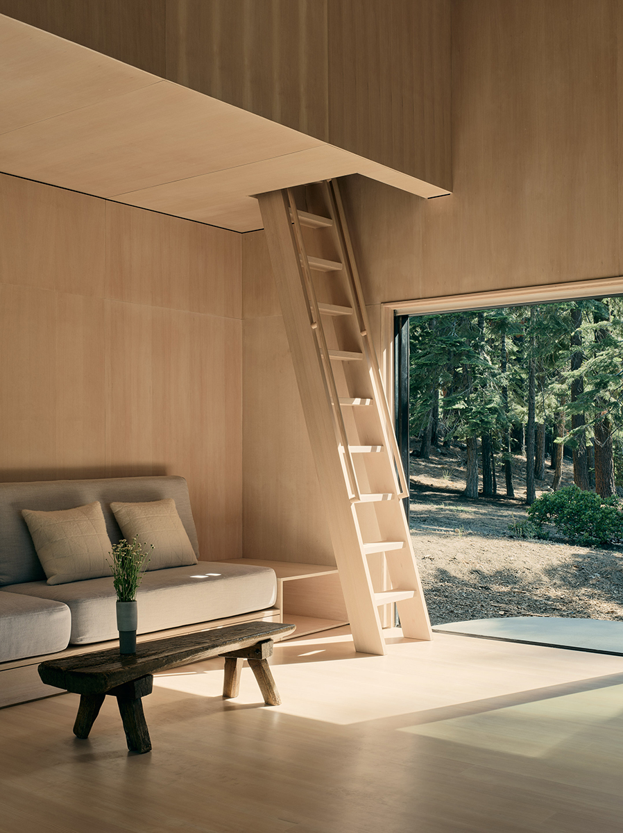 Arhitectură inspirată de pantele munților. Staggered Cabin, South Lake Tahoe, SUA
