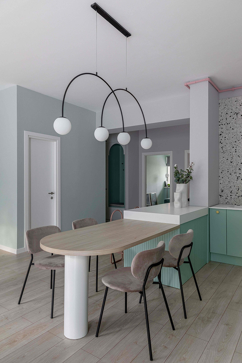 Accente de roz pentru un apartament jucăuș și primitor
