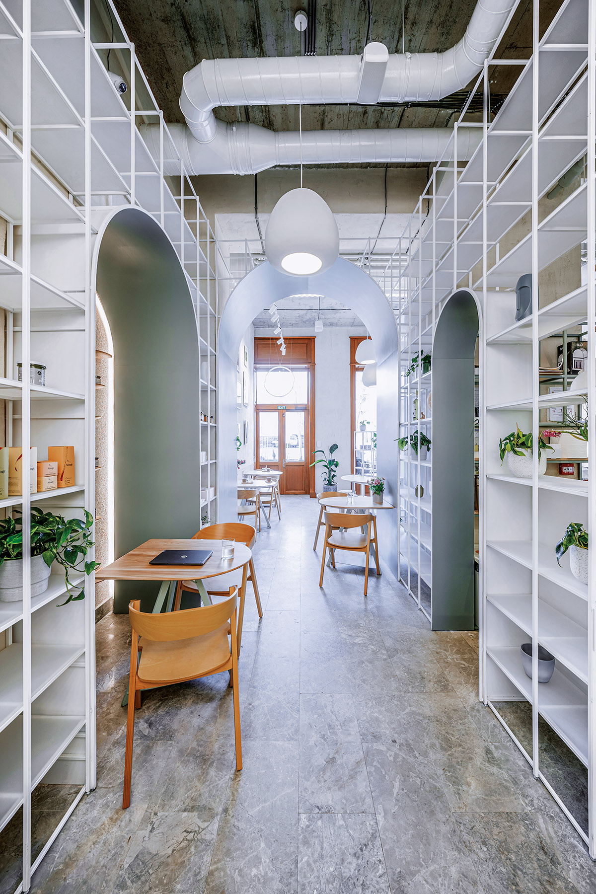 Sip Coffee & Wine: cafeneaua artistică de pe Calea Moșilor