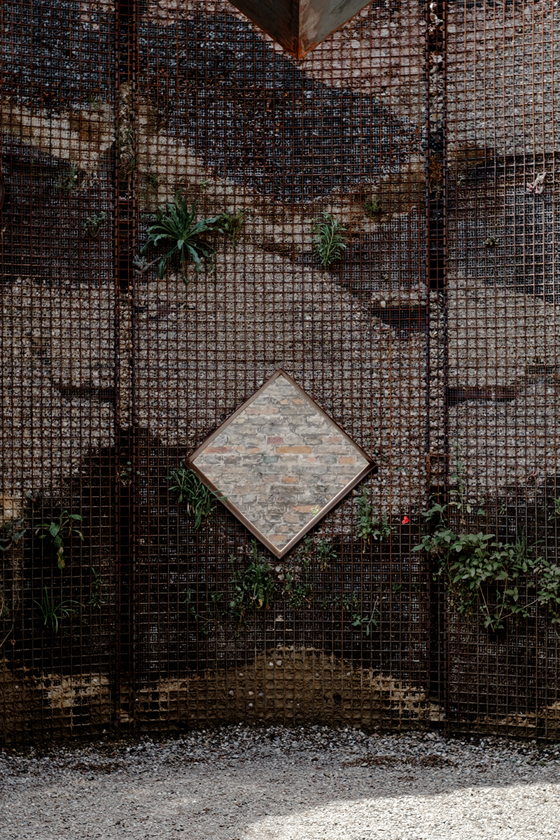 Istorie, natură și posibilitate. Earthsea Pavilion, o instalație Studio Ossidiana în cadrul Trienalei de la Bruges