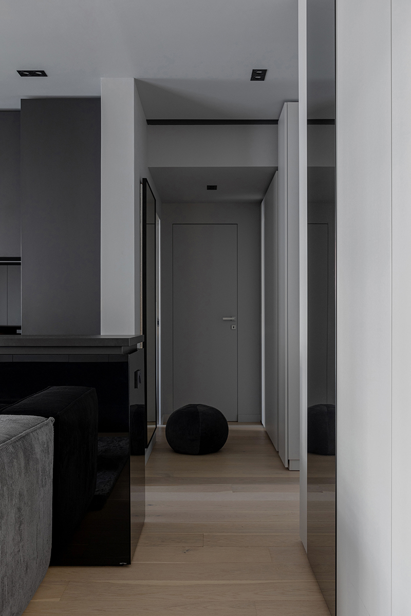 Minimalism rafinat, în tonuri închise, pentru un spațiu ușor adaptabil. Apartament DARK2ME