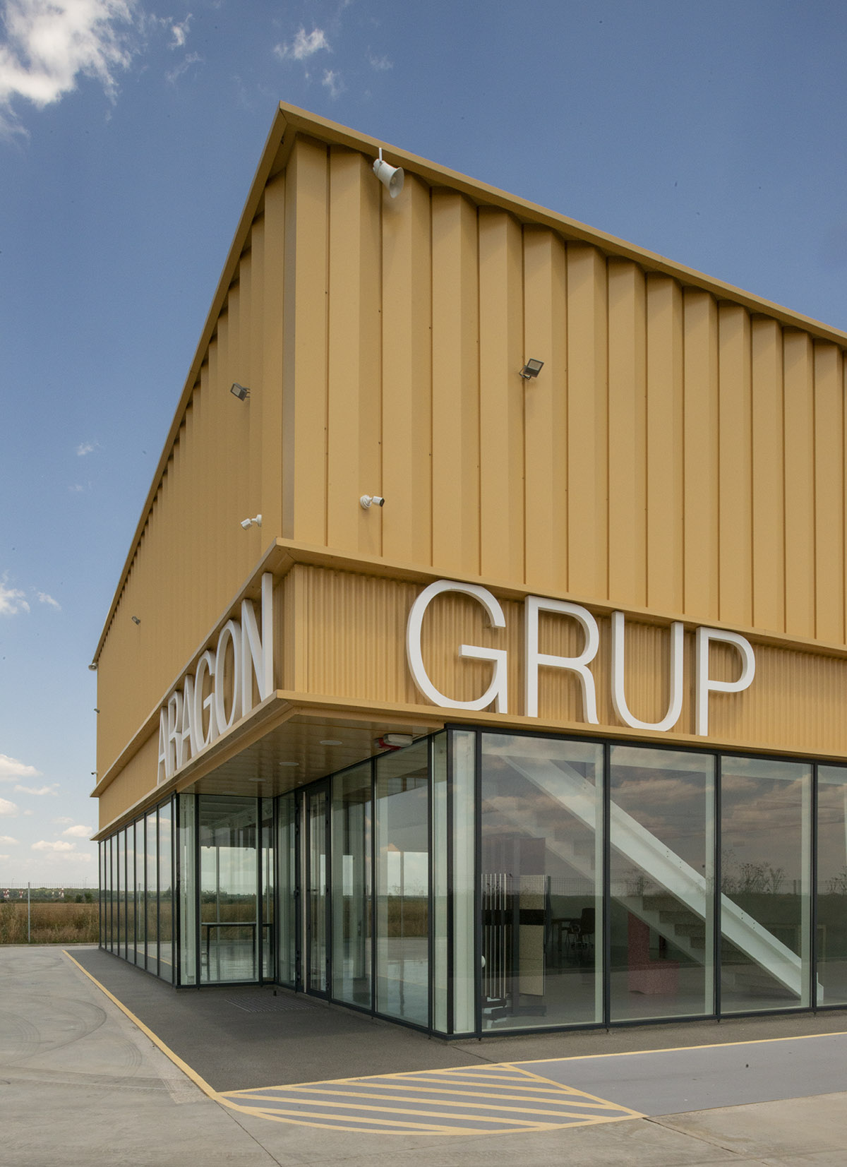 Obiect arhitectural liniar în peisaj. Sediul Aragon Grup