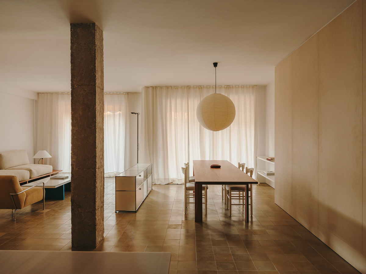 Funcționalitate, căldură și note retro într-un apartament din Barcelona