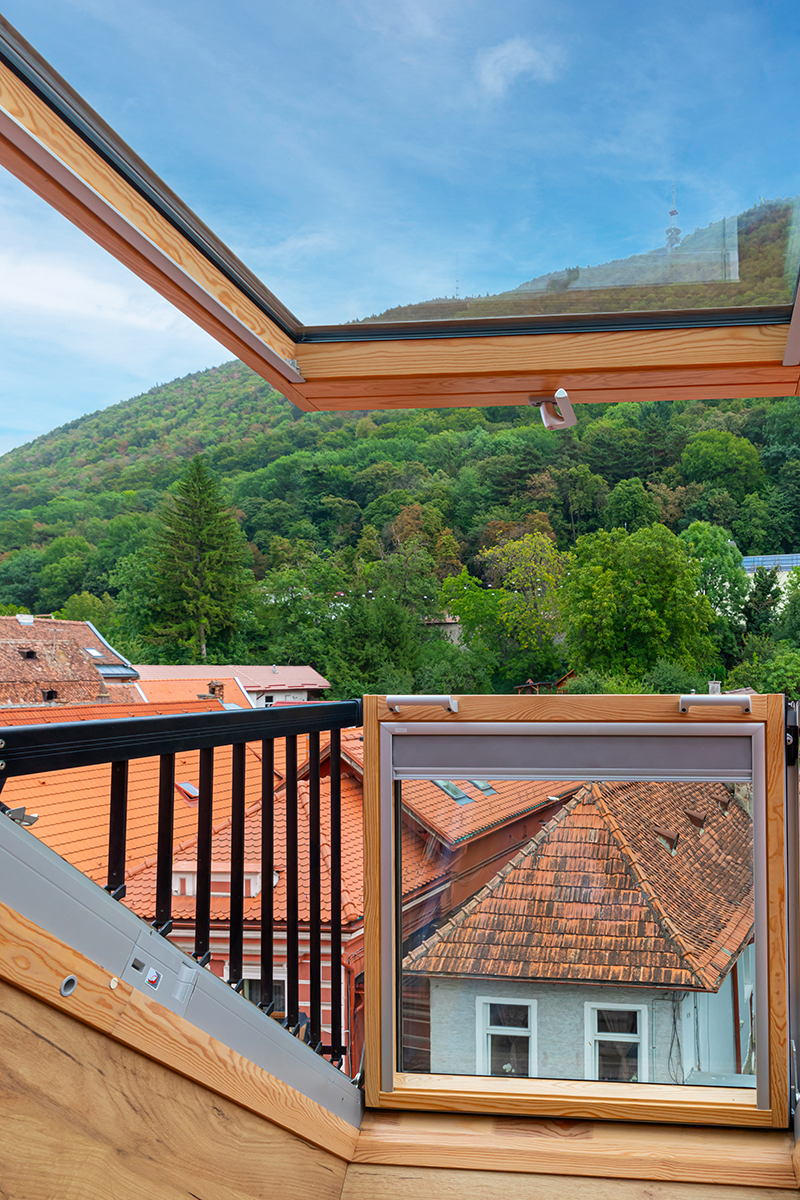 Schuster Boarding House: O bijuterie arhitecturală la poalele Tâmpei, pusă în valoare de ferestrele și balcoanele de mansardă VELUX