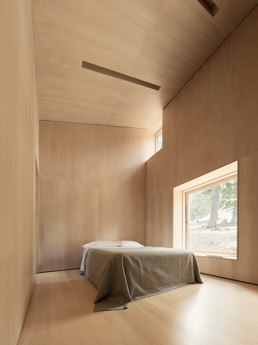 Arhitectură inspirată de pantele munților. Staggered Cabin, South Lake Tahoe, SUA