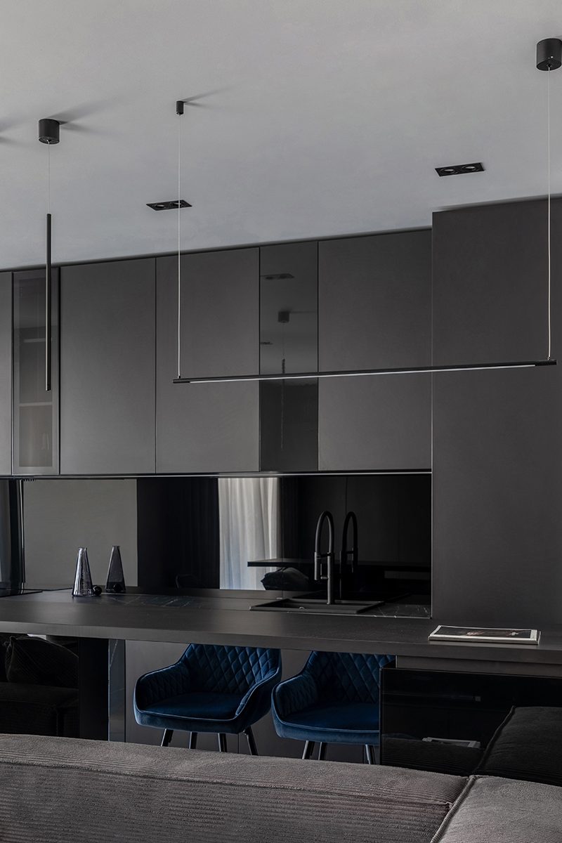 Minimalism rafinat, în tonuri închise, pentru un spațiu ușor adaptabil. Apartament DARK2ME