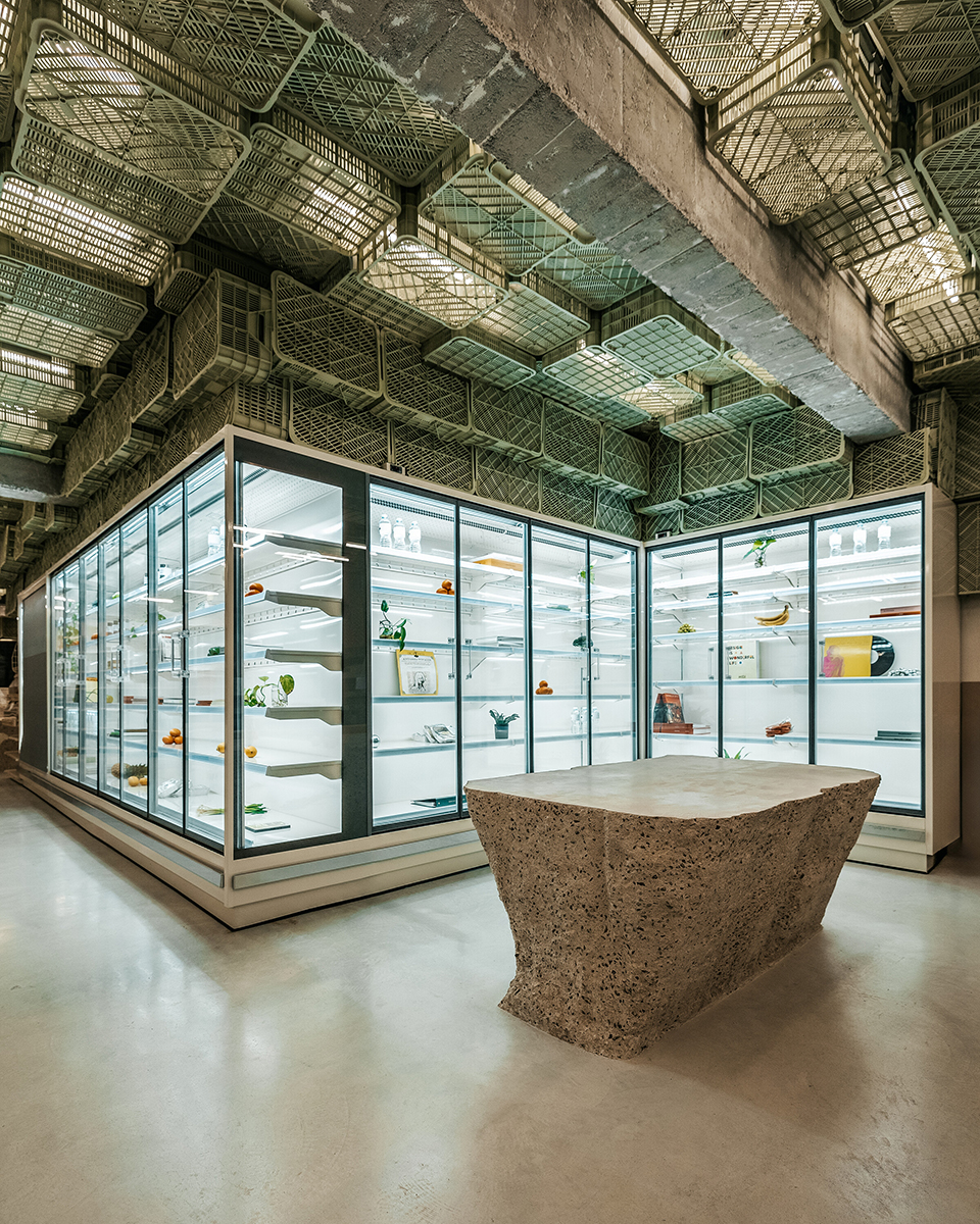 Un supermarket brutalist în Puerto Pollensa, Mallorca, Spania