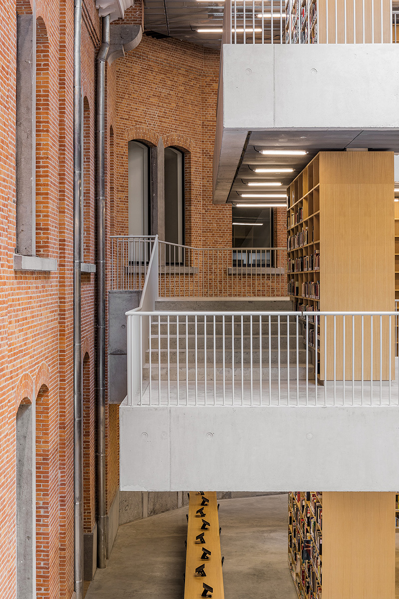 Utopia din cărămidă și beton. Biblioteca și Academia de Arte Performative din Aalst, Belgia