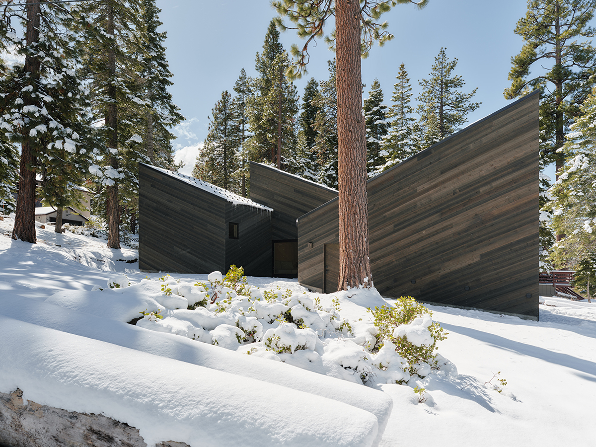 Arhitectură inspirată de pantele munților. Staggered Cabin, South Lake Tahoe, SUA