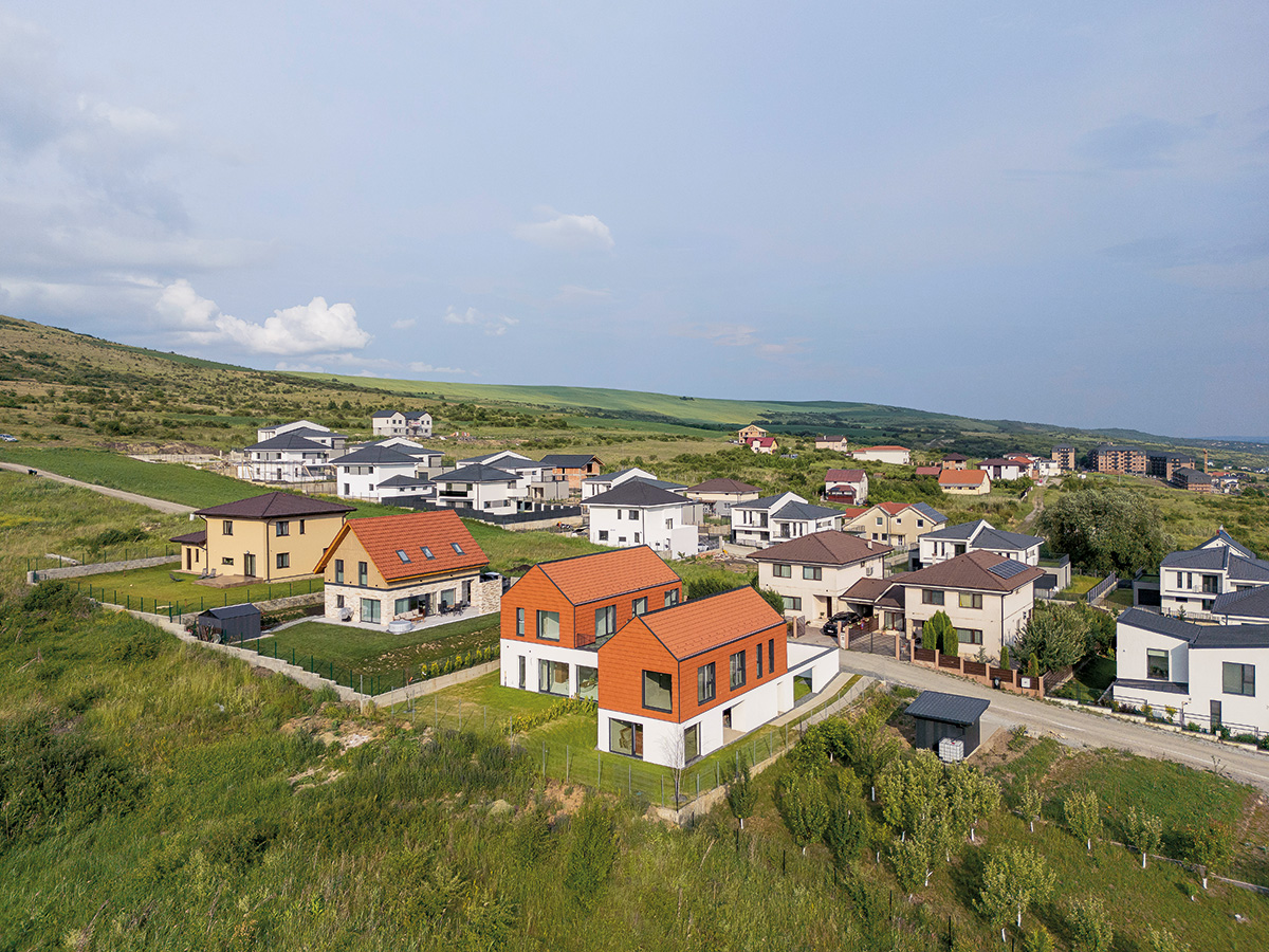 Locuințe cuplate, lângă Cluj-Napoca: arhetip rural, expresie contemporană
