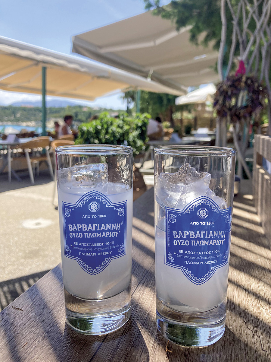 Sub semnul anasonului, la un pahar de raki sau două de ouzo